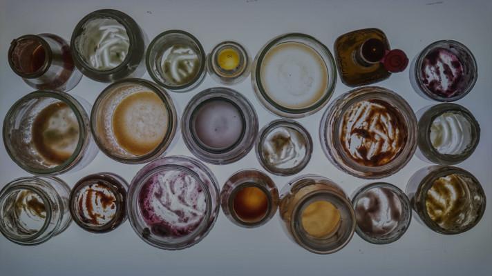 Skleněné obaly do koše nepatří! Kam s nimi? Skleněné obaly do koše nepatří! Kam s nimi?