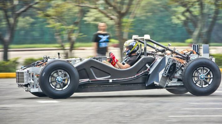 VÝKON NEJRYCHLEJŠÍHO ELEKTROMOBILU STOJÍ NA SPECIÁLNÍ CHLADICÍ KAPALINĚ VÝKON NEJRYCHLEJŠÍHO ELEKTROMOBILU STOJÍ NA SPECIÁLNÍ CHLADICÍ KAPALINĚ