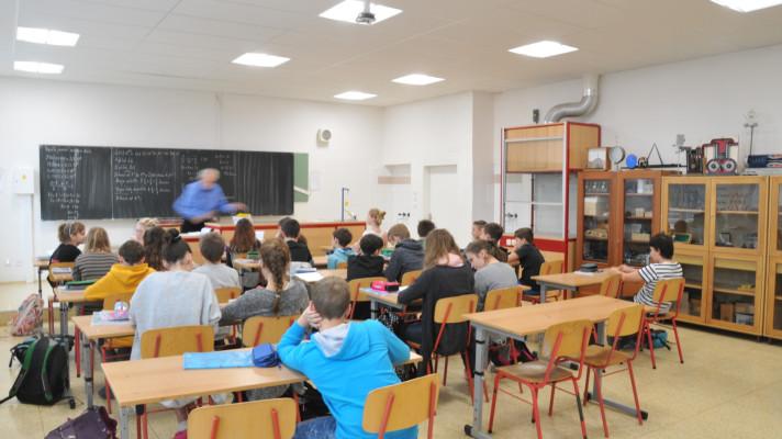 Akustika ve školách zásadně ovlivňuje vývoj a zdraví dětí a jejich schopnost vnímat nové informace Akustika ve školách zásadně ovlivňuje vývoj a zdraví dětí a jejich schopnost vnímat nové informace