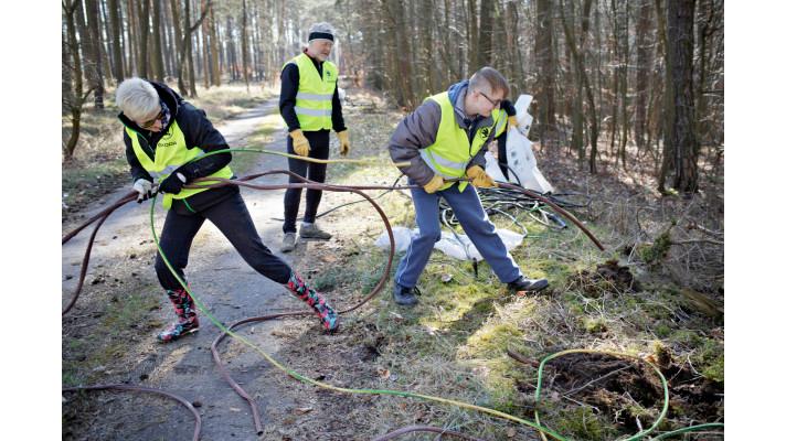 Zaměstnanci ŠKODA AUTO posbírali v rámci akce ,Ukliďme svět, ukliďme Česko' přes 7 tun odpadu Zaměstnanci ŠKODA AUTO posbírali v rámci akce ,Ukliďme svět, ukliďme Česko' přes 7 tun odpadu