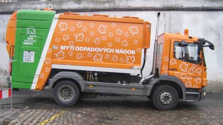 Nový popelářský vůz umyje i popelnici Nový popelářský vůz umyje i popelnici