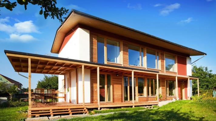 Úsporný dům ze slámy stavěl vlastníma rukama tři roky Úsporný dům ze slámy stavěl vlastníma rukama tři roky