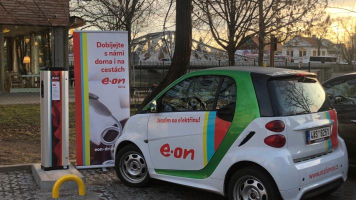 E.ON spustil v Českých Budějovicích další dobíječku pro elektromobily E.ON spustil v Českých Budějovicích další dobíječku pro elektromobily