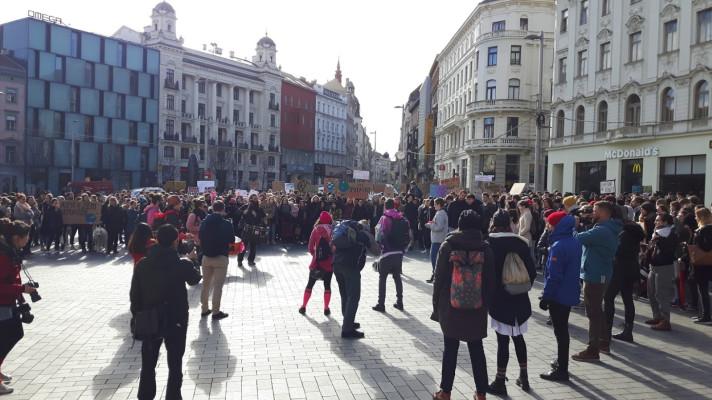 Místo ve škole v ulicích. Stovky středoškoláků dnes stávkuje za řešení klimatické krize Místo ve škole v ulicích. Stovky středoškoláků dnes stávkuje za řešení klimatické krize