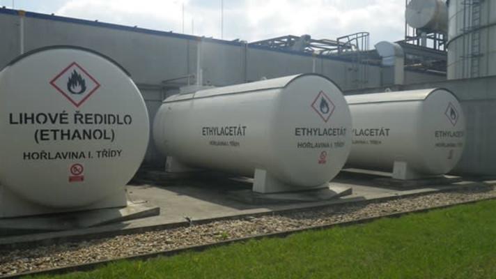 Za havarijní únik 15 tisíc litrů rozpouštědla dostala firma z Nového Bydžova pokutu 350 tisíc korun Za havarijní únik 15 tisíc litrů rozpouštědla dostala firma z Nového Bydžova pokutu 350 tisíc korun