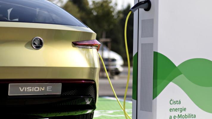 ŠKODA AUTO vybuduje v České republice 7 000 dobíjecích bodů pro elektromobily ŠKODA AUTO vybuduje v České republice 7 000 dobíjecích bodů pro elektromobily