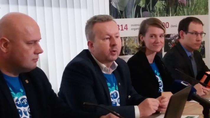 Krásné jarní počasí láká do přírody. Pomozme ji uklidit Krásné jarní počasí láká do přírody. Pomozme ji uklidit