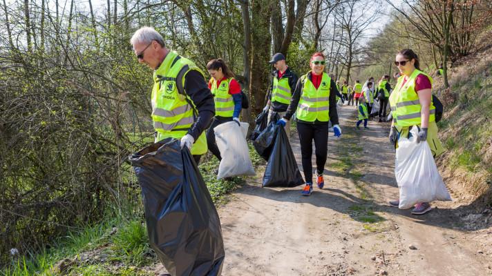 Zaměstnanci ŠKODA AUTO během akce Ukliďme Česko posbírali v okolí výrobních závodů více než 1,5 tuny odpadků Zaměstnanci ŠKODA AUTO během akce Ukliďme Česko posbírali v okolí výrobních závodů více než 1,5 tuny odpadků