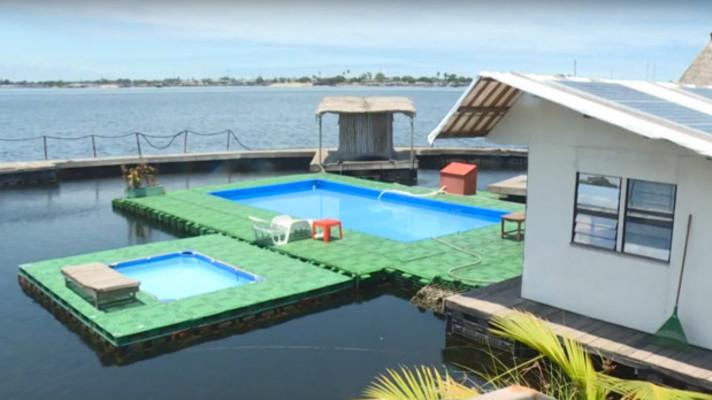 U Pobřeží slonoviny pluje plastový ostrov s hotelem U Pobřeží slonoviny pluje plastový ostrov s hotelem