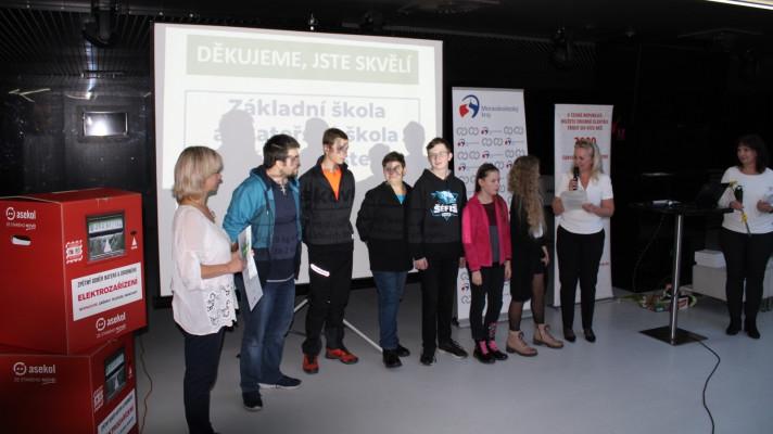 ŠKOLÁCI A STUDENTI BYLI ODMĚNĚNI ZA SBĚR VYSLOUŽILÉHO ELEKTRA ŠKOLÁCI A STUDENTI BYLI ODMĚNĚNI ZA SBĚR VYSLOUŽILÉHO ELEKTRA