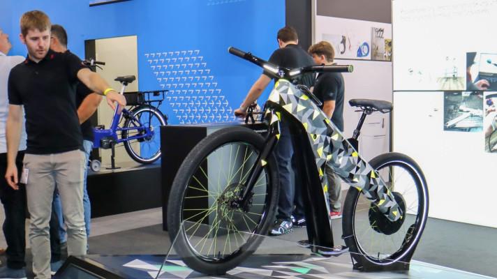 Fotografie inovativního plně elektrického jednostopého konceptu značky ŠKODA na veletrhu EUROBIKE 2019 Fotografie inovativního plně elektrického jednostopého konceptu značky ŠKODA na veletrhu EUROBIKE 2019