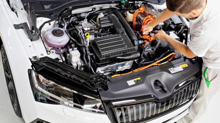 ŠKODA AUTO zahajuje v Kvasinách sériovou výrobu modelu ŠKODA SUPERB iV ŠKODA AUTO zahajuje v Kvasinách sériovou výrobu modelu ŠKODA SUPERB iV