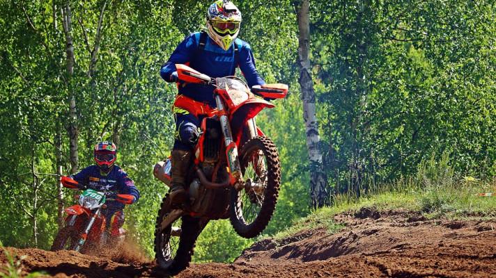 Motorkáři drancují Moravský kras, na podzim jich přibylo Motorkáři drancují Moravský kras, na podzim jich přibylo