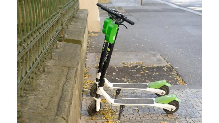 Aktivisté ve Francii vyřazovali z provozu elektrické koloběžky Aktivisté ve Francii vyřazovali z provozu elektrické koloběžky