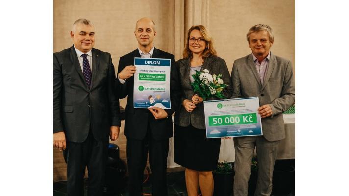 Díky BATERKOMÁNII se sběr baterií ztrojnásobil  a na charitu půjde 100 tisíc korun Díky BATERKOMÁNII se sběr baterií ztrojnásobil  a na charitu půjde 100 tisíc korun