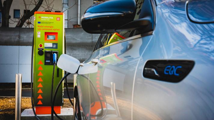 Dobíječky ČEZ loni opět zdvojnásobily objem odběrů. Elektromobily u nich čerpaly energii 153 612krát Dobíječky ČEZ loni opět zdvojnásobily objem odběrů. Elektromobily u nich čerpaly energii 153 612krát