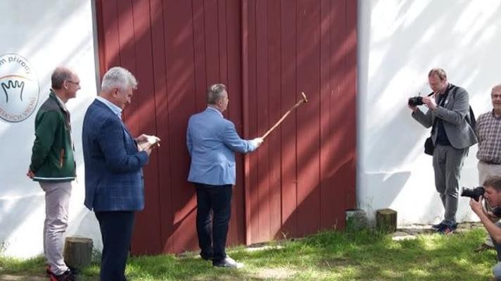 Ministr Brabec na Vysočině otevřel nový Dům přírody v CHKO Žďárské vrchy a navštívil lokalitu uvažované nádrže Stržský potok Ministr Brabec na Vysočině otevřel nový Dům přírody v CHKO Žďárské vrchy a navštívil lokalitu uvažované nádrže Stržský potok