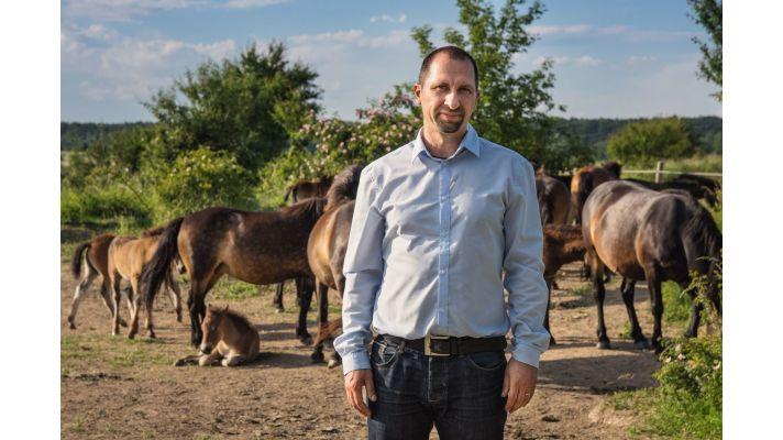 Patnáct hodin práce denně, žádný volný víkend, roky téměř bez dovolené. Záchrana divokých koní přináší extrémní nasazení Patnáct hodin práce denně, žádný volný víkend, roky téměř bez dovolené. Záchrana divokých koní přináší extrémní nasazení