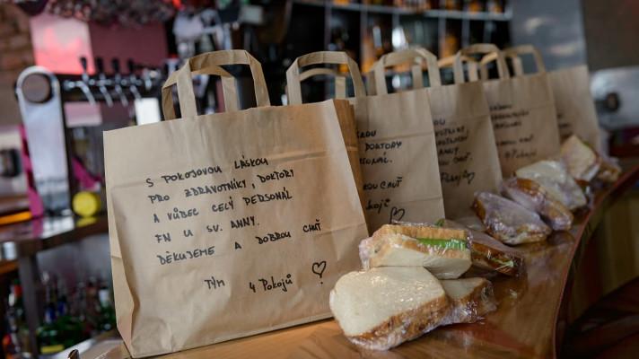 E.ON podpoří zdravotníky i hasiče v boji proti koronaviru. Jídlem zdarma E.ON podpoří zdravotníky i hasiče v boji proti koronaviru. Jídlem zdarma