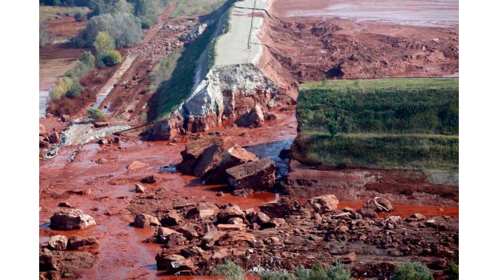 Před deseti lety zasáhlo Maďarsko rudé cunami Před deseti lety zasáhlo Maďarsko rudé cunami