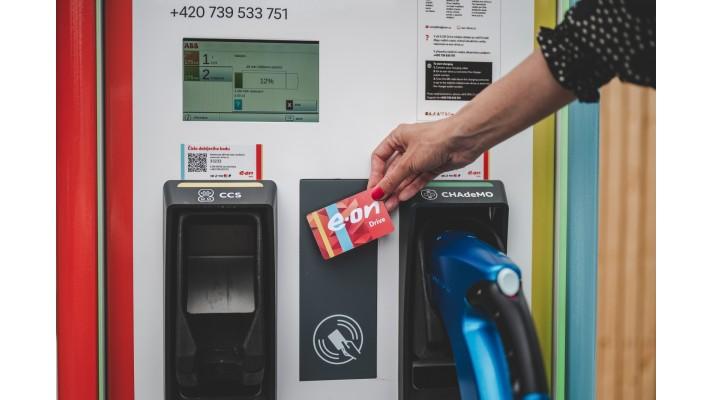 E.ON rozšířil síť dobíjecích stanic o nová místa v Praze a Ostravě E.ON rozšířil síť dobíjecích stanic o nová místa v Praze a Ostravě