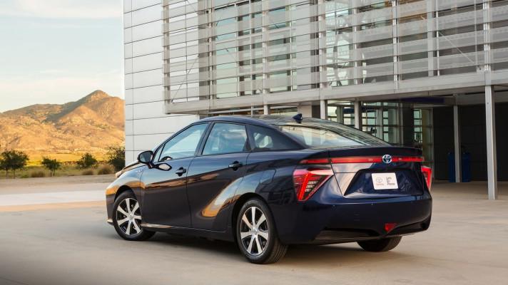 Toyota začne příští rok prodávat v ČR auto na vodík Toyota začne příští rok prodávat v ČR auto na vodík