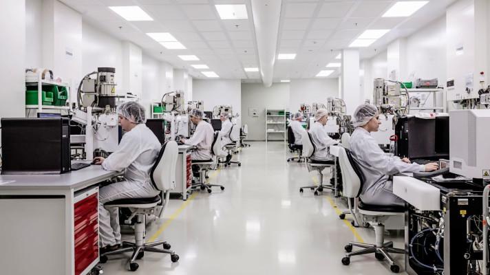 Střechu Thermo Fisher Scientific pokrývá jedna z největších solárních elektráren v České republice Střechu Thermo Fisher Scientific pokrývá jedna z největších solárních elektráren v České republice