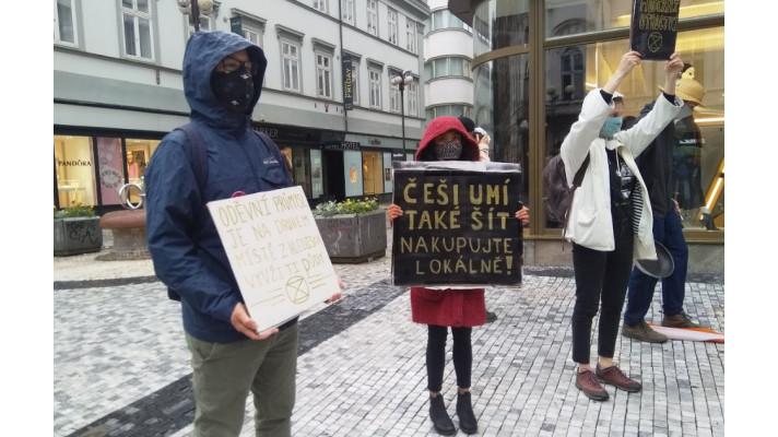 Extinction Rebellion: Nazí aktivisté se přilepili k oknům jedné z poboček módního řetězce Extinction Rebellion: Nazí aktivisté se přilepili k oknům jedné z poboček módního řetězce