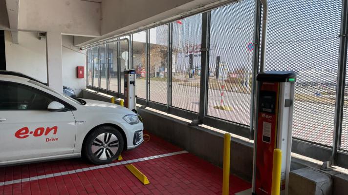 E.ON otevřel další dvě dobíjecí stanice přímo v Brně v OC Futurum E.ON otevřel další dvě dobíjecí stanice přímo v Brně v OC Futurum