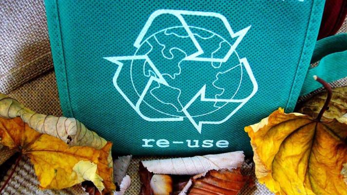 Průzkum: Více než polovina Pražanů věří, že odložením k popelnici věc získá nový domov Průzkum: Více než polovina Pražanů věří, že odložením k popelnici věc získá nový domov