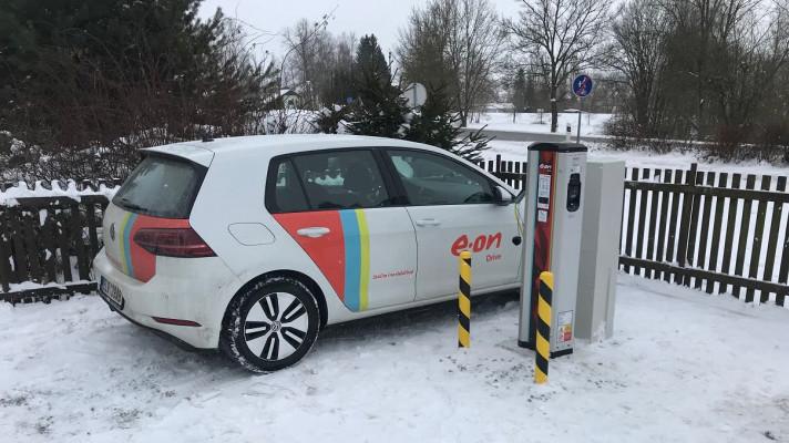 E.ON spustil dobíjecí stanici pro elektromobily ve Volarech E.ON spustil dobíjecí stanici pro elektromobily ve Volarech