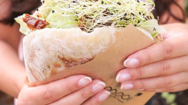 Co takhle rostlinný kebab? Start-upy společně vytvořily první český veganský dům. Najdete jej v pražské Černé labuti! Co takhle rostlinný kebab? Start-upy společně vytvořily první český veganský dům. Najdete jej v pražské Černé labuti!