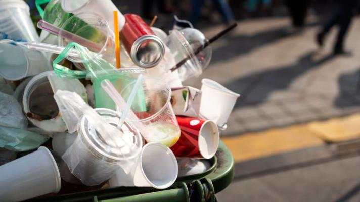 Konec zbytečných plastových odpadů se blíží. Vláda schválila návrh zákona Konec zbytečných plastových odpadů se blíží. Vláda schválila návrh zákona