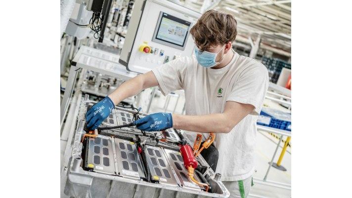 ŠKODA AUTO vyrobila 100 000 baterií pro plug-in-hybridní modely ŠKODA AUTO vyrobila 100 000 baterií pro plug-in-hybridní modely