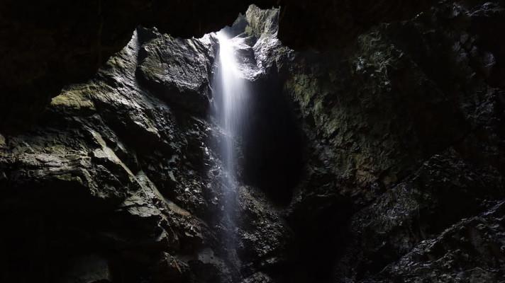 V jeskyních Moravského krasu kvůli suchu vysychají jezírka