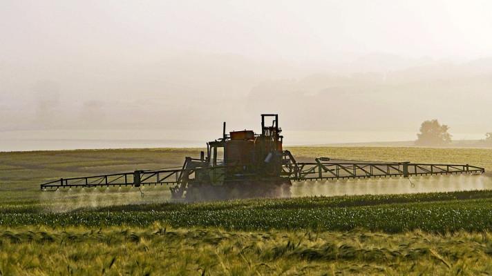Vláda se zabývala výkupem pozemků v okolí Nových Heřminov a zprávou o spotřebě pesticidů
