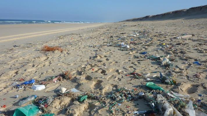 Na indonéském ostrově Bali zaplavují pláže odpadky