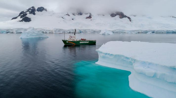 Expedice Greenpeace našla plasty a chemikálie i v odlehlých vodách Jižního oceánu