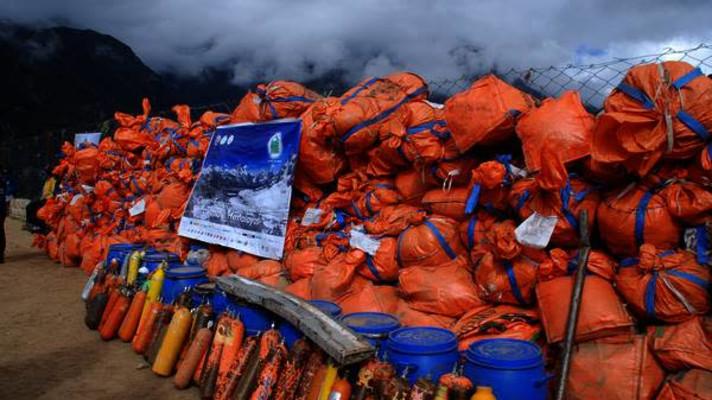 Mount Everest se potýká s tunami odpadu