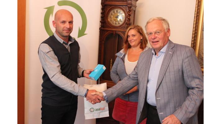 Jičínští v rámci akce Věnuj mobil nasbírali 106 telefonů Jičínští v rámci akce Věnuj mobil nasbírali 106 telefonů