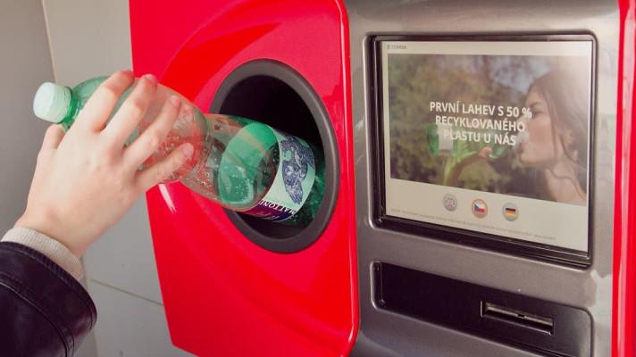 V Liberci si lidé vyzkoušeli automat na vracení zálohovaných PET lahví, poprvé v ČR