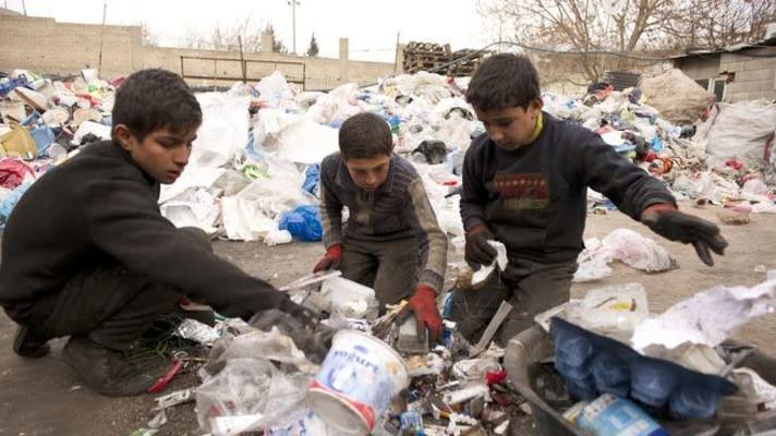 Rodiny na severu Sýrie přežívají z odpadů na skládkách