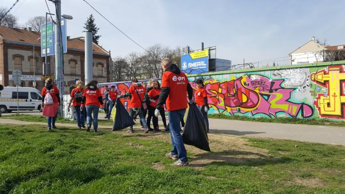 Zaměstnanci společnosti E.ON při úklidu Česka letos posbírali bezmála dvě tuny odpadu Zaměstnanci společnosti E.ON při úklidu Česka letos posbírali bezmála dvě tuny odpadu