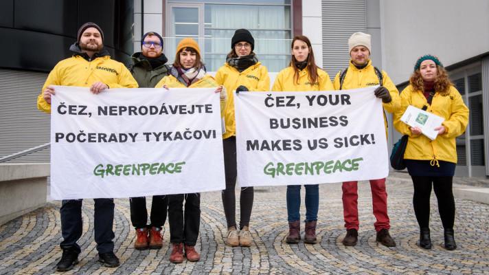Aktivisté Greenpeace přerušili valnou hromadu ČEZ, vnikli do sálu