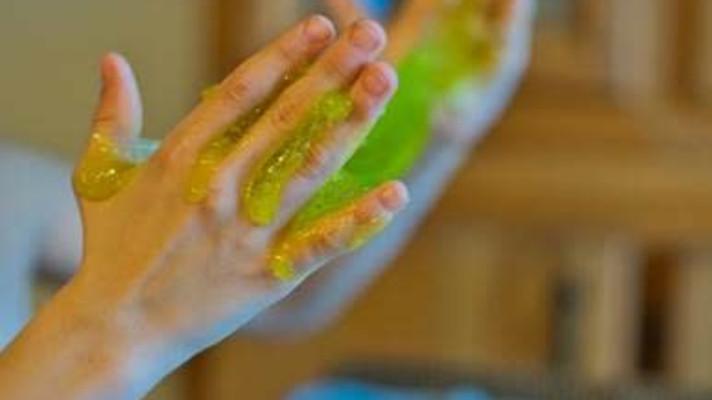 BORAX, látka často využívaná dětmi k výrobě slizů, může poškodit reprodukční schopnost. Inspektoři ČIŽP kontrolovali její prodej BORAX, látka často využívaná dětmi k výrobě slizů, může poškodit reprodukční schopnost. Inspektoři ČIŽP kontrolovali její prodej