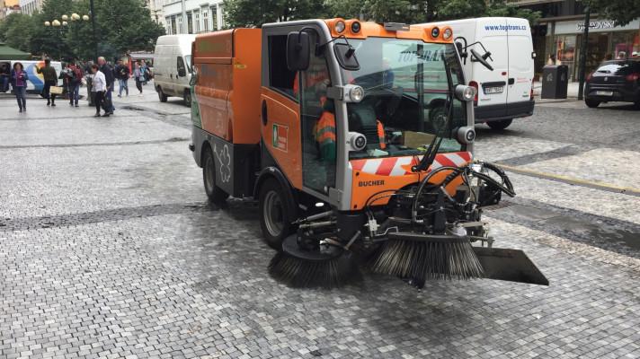 Tesla mezi zametacími vozy už najezdila 8307 kilometrů Tesla mezi zametacími vozy už najezdila 8307 kilometrů