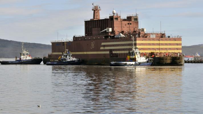 První na světě plovoucí jaderná elektrárna Akademik Lomonosov vyrazila z Murmansku do Peveku