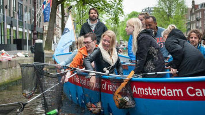 Turisté v Nizozemsku se baví lovením odpadků z kanálů