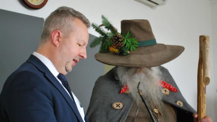 Krkonoše zůstávají otevřené! Ministr Brabec vyjednal s Krakonošem ještě jednu šanci Krkonoše zůstávají otevřené! Ministr Brabec vyjednal s Krakonošem ještě jednu šanci