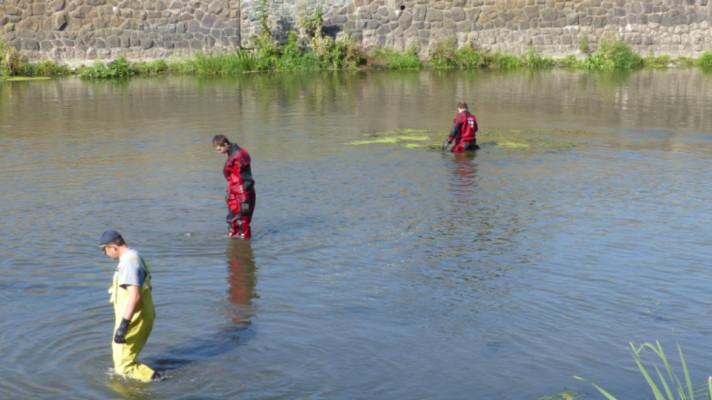 Potápěči vylovili z řek v Lyonu přes 100 elektrických koloběžek